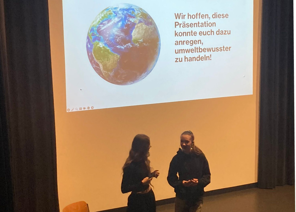 Zwei Schülerinnen halten Vortrag zu Umweltbewusstsein
